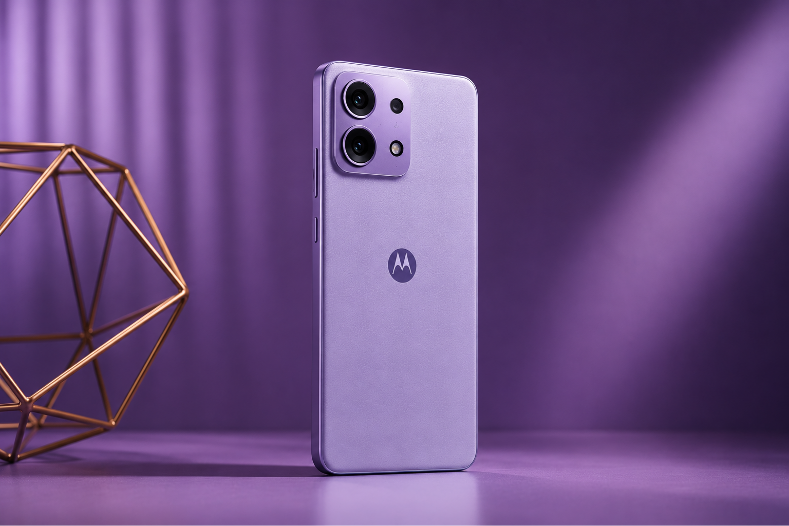 पर्पल बैकग्राउंड और गोल्डन एस्थेटिक डेकोर के साथ प्रीमियम लुक में Moto G77 Power 5G का पर्पल कलर वेरिएंट।
